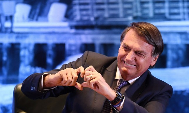 Jair Bolsonaro cumprimenta simpatizantes