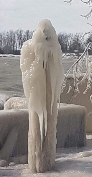 A ghostly ice figure frightens a family in Canada (Photo: Playback/Facebook, Ben Tucci)