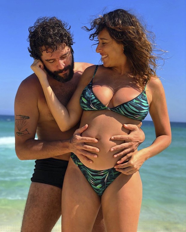Guilherme Winter e Giselle Itié na praia (Foto: Reprodução/Instagram). 