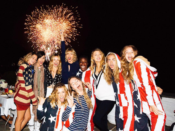 A cantora Taylor Swift e seu esquadrão de amigas famosas (Foto: Instagram)