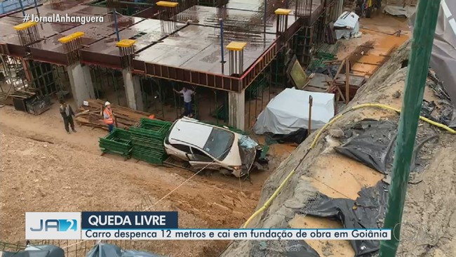 Carro cai em fundao de obra aps despender de 12 metros, em Goinia