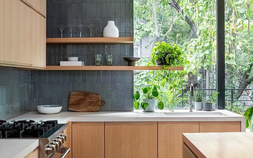 Décor do dia: cozinha com prateleiras de madeira e marcenaria verde - Casa  Vogue