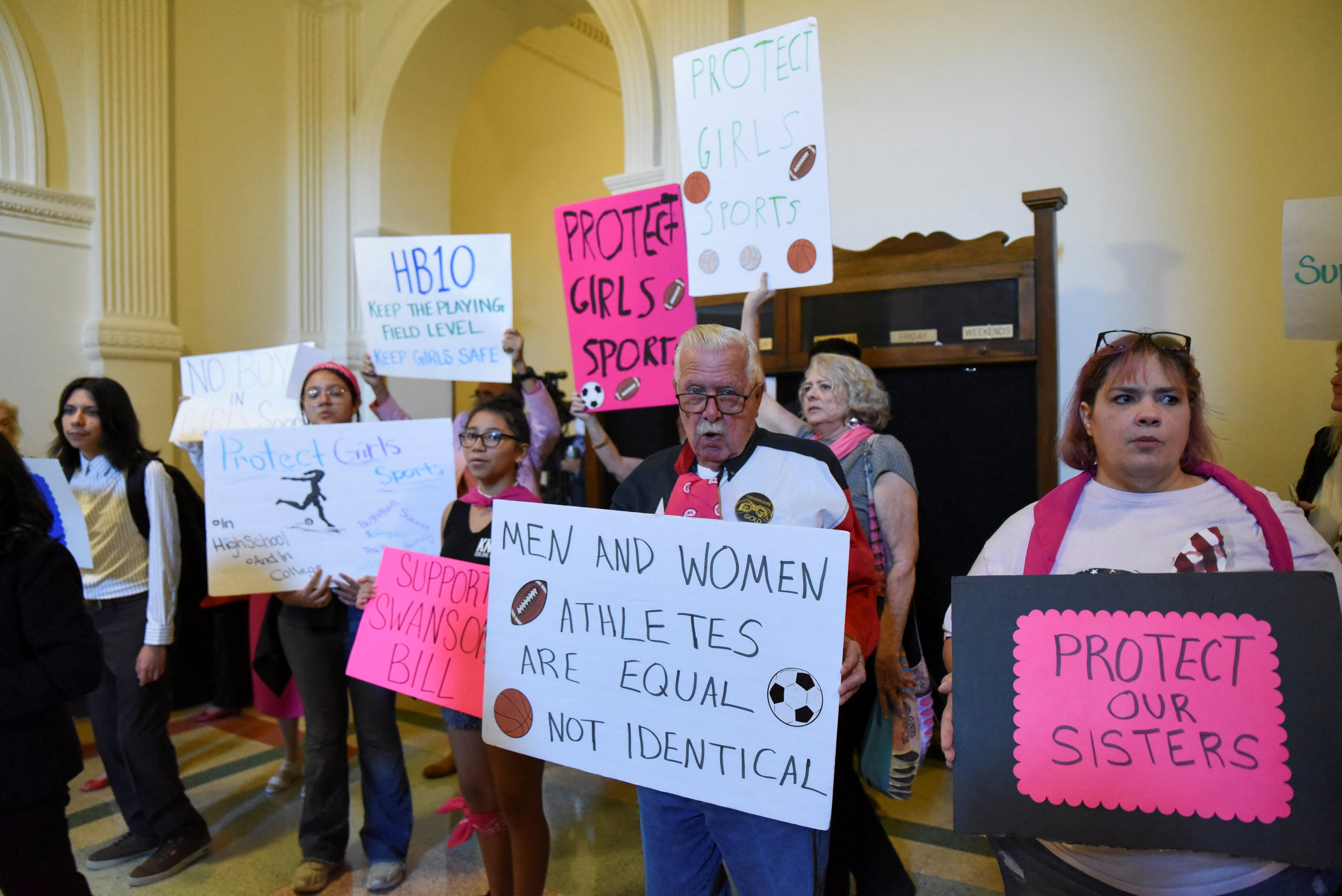 Nos EUA, deputados de 9 estados aprovam leis que impedem que meninas trans participem de esportes femininos