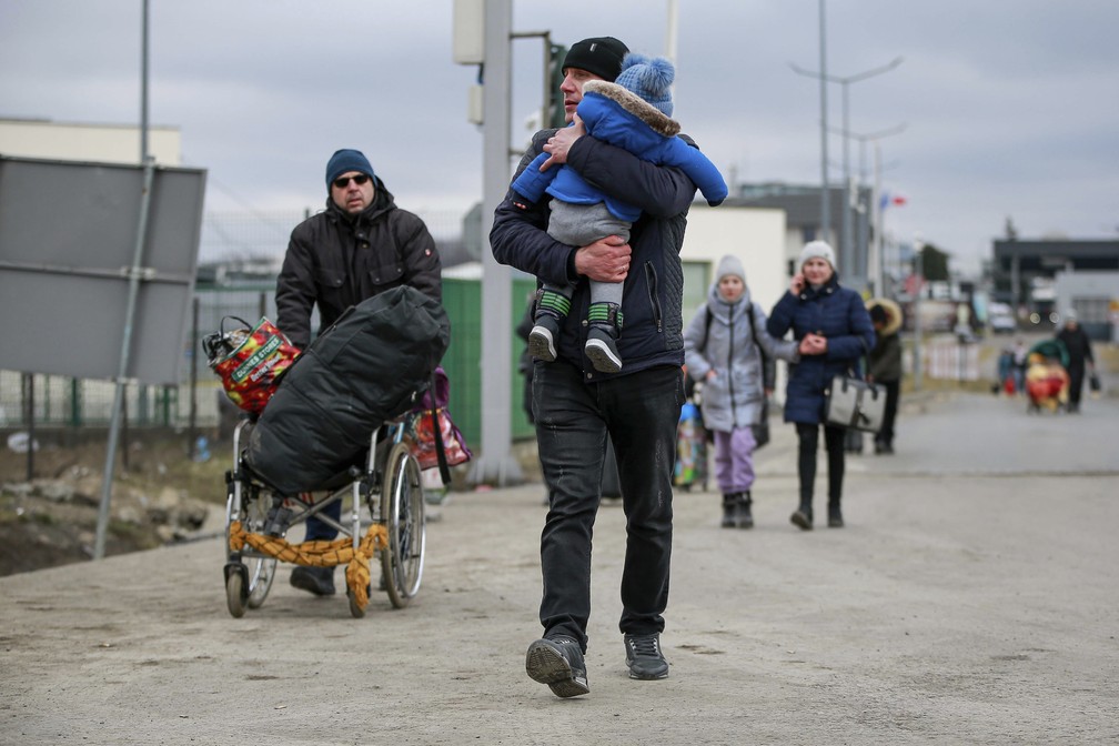 28 de fevereiro - Refugiados fugindo do conflito na Ucrânia chegam à fronteira de Medyka, na Polônia — Foto: Visar Kryeziu/AP