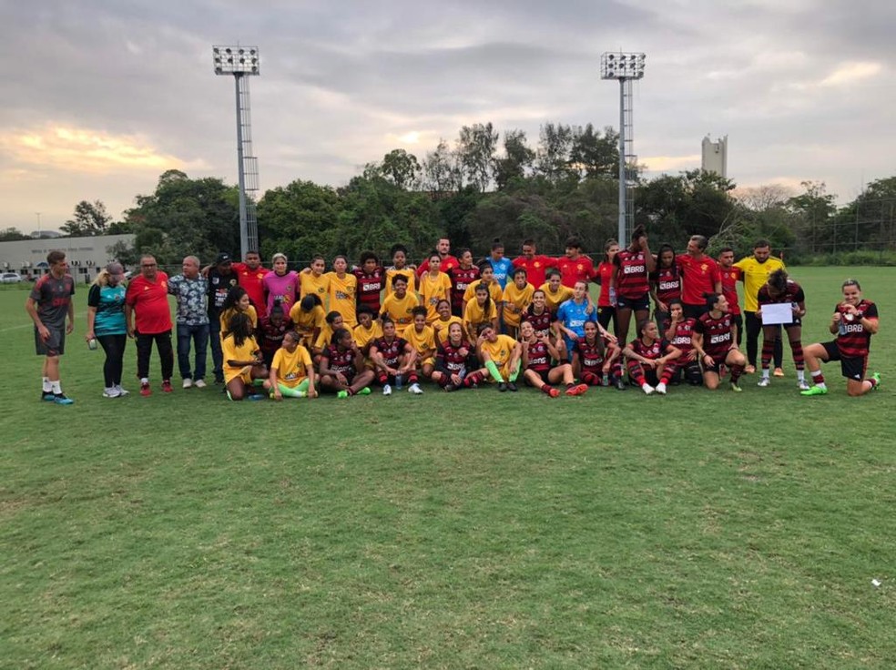 Flamengo e Brasileirinho posaram para foto ap&oacute;s goleada &mdash; Foto: IQSL Brasileirinho