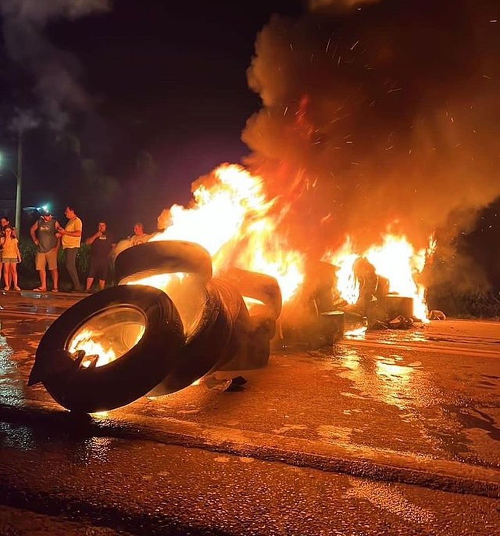 Eleitores queimam pneus no meio da via — Foto: Reprodução