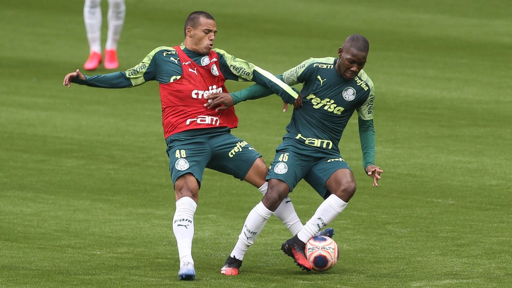 Gabriel Menino e Patrick de Paula durante treino do Palmeiras — Foto: Cesar Greco / Ag. Palmeiras