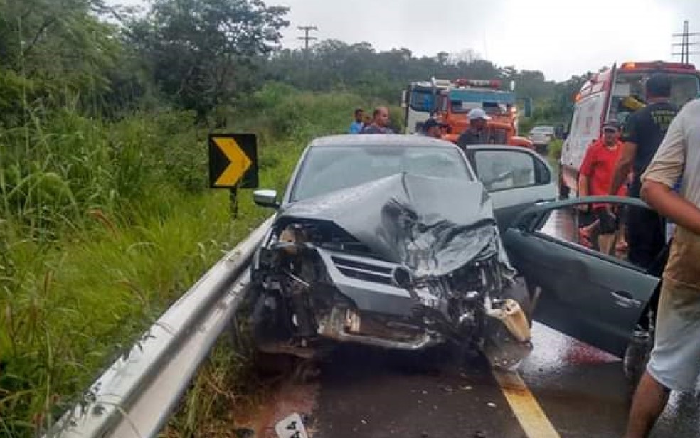 Carreta da dupla Rionegro e Solimões se envolve em acidente na GO-139, em Caldas Novas Goiás — Foto: TV Anhanguera/Reprodução