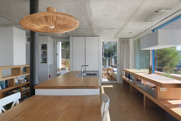 House in Spain combina hormigón, madera y soluciones estándar (Foto: Pol Viladoms / Revelation)