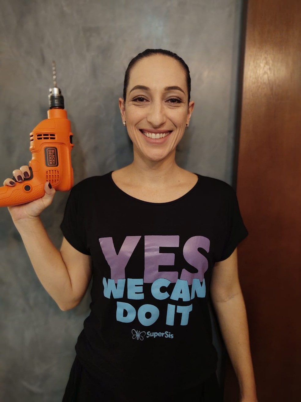 Frase escrita na camiseta está em inglês e traduzida diz “sim nós podemos fazer isso”, engenheira atribui para incentivar o empoderamento feminino — Foto: Arquivo pessoal