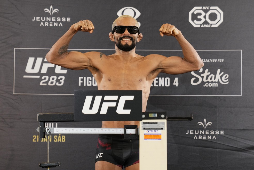 Deiveson Figueiredo, com semblante tranquilo, bateu 56,7kg e está confirmado no UFC 283 deste sábado — Foto: Mike Roach/Zuffa LLC via Getty Images