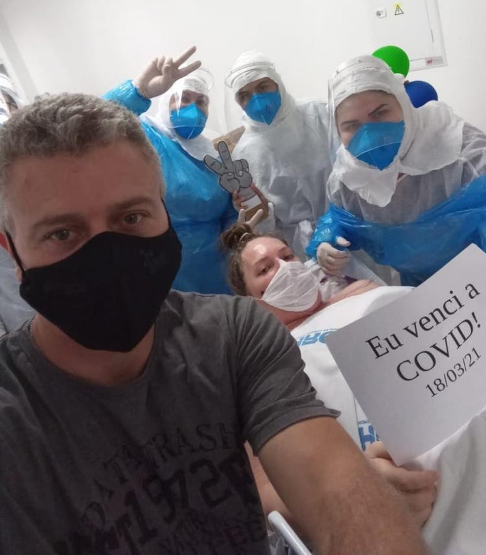 Carolina e Irno se reencontraram na tarde de quinta-feira em hospital de SC � Foto: Irno GotardoArquivo pessoal