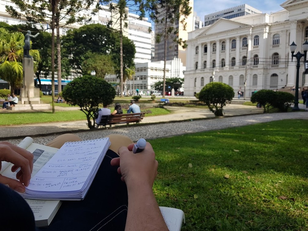 Paranaense se oferece para escrever de cartas de graça em praça no Centro de Curitiba — Foto: Natalia Filippin/G1