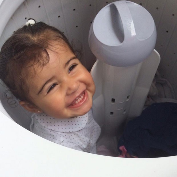 Nívea Stelmann coloca a filha Bruna dentro da máquina de lavar (Foto: Reprodução/Instagram)