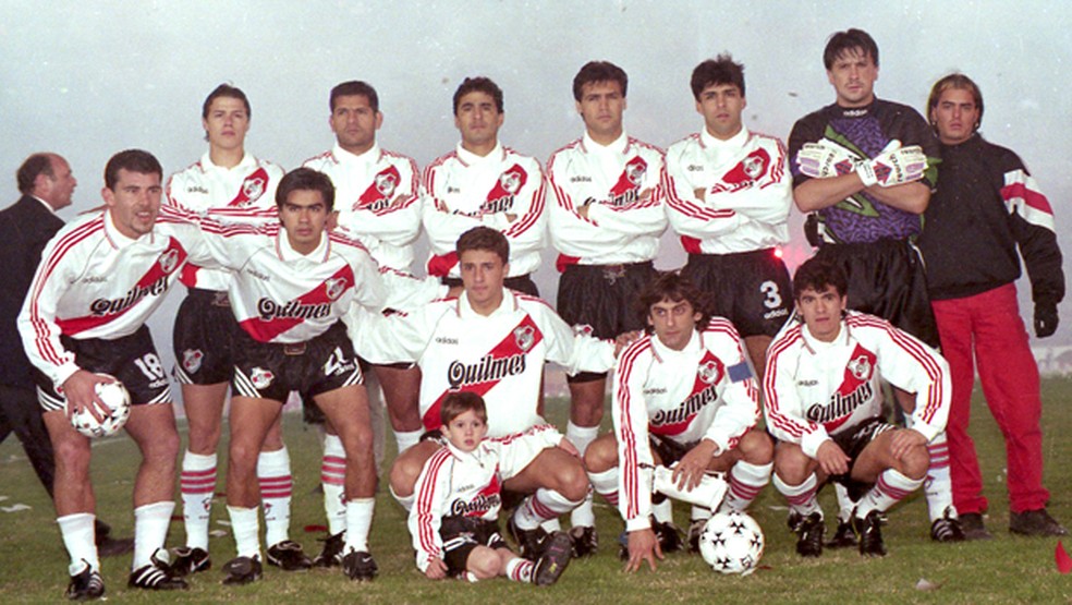 Crespo (agachado, junto à criança) com o River campeão da Libertadores em 1996 — Foto: Divulgação/River Plate