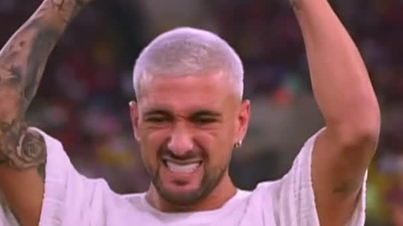 Jogadores do Flamengo apresentam ta&ccedil;as no gramado do Maracan&atilde;