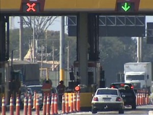 Três homens assaltam posto de pedágio na Dutra e fogem a pé (Foto: Reprodução/TV Vanguarda)