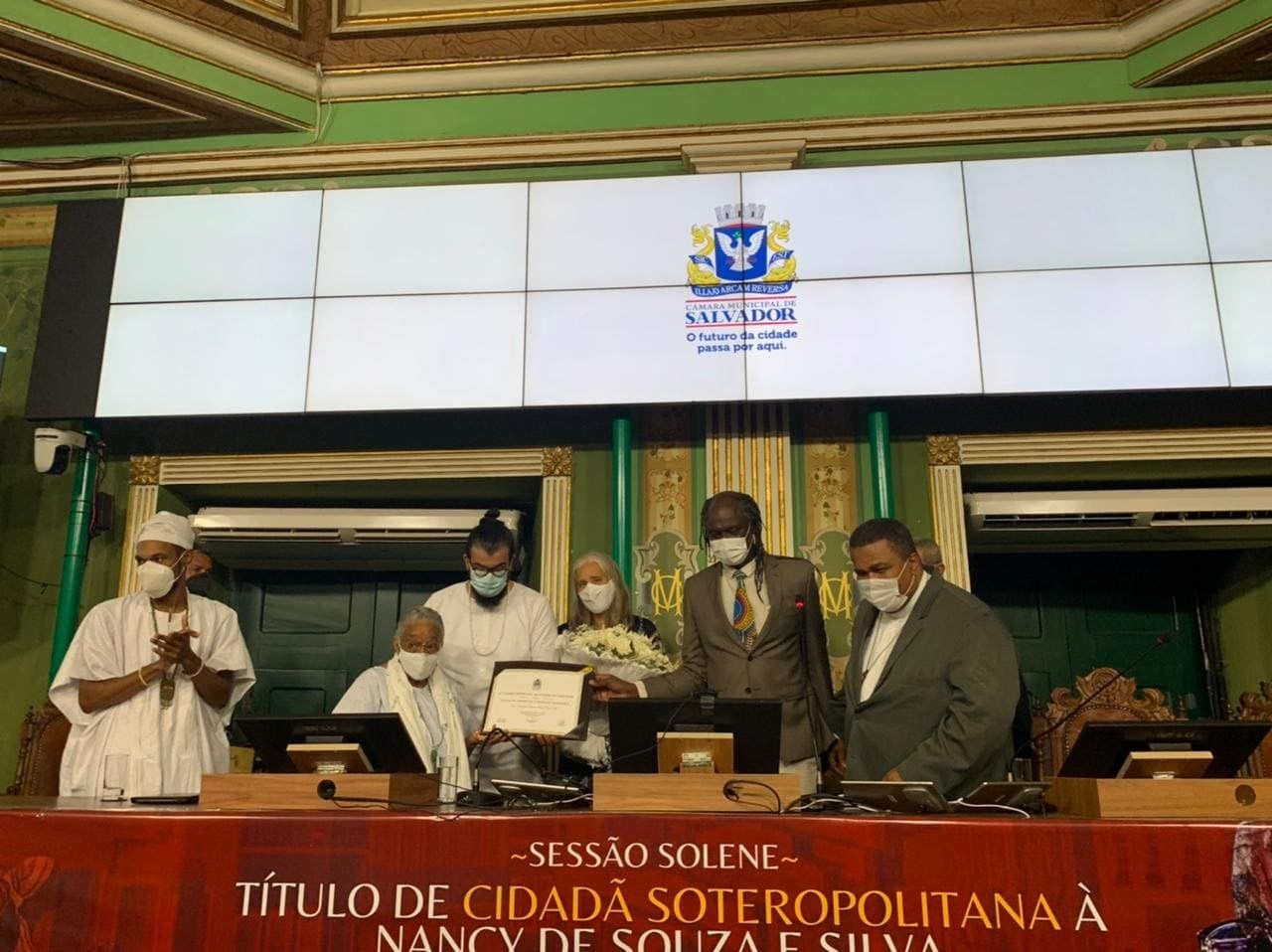 Homenageada na Câmara de Vereadores, Ialorixá Vovó Cici recebe título de cidadã soteropolitana 