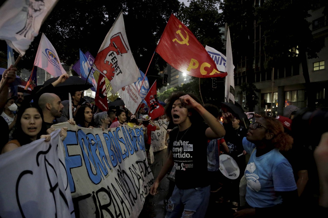 Manifestantes ocupam avenida na área central do Rio durante ato em defesa da democracia — Foto: Domingos Peixoto