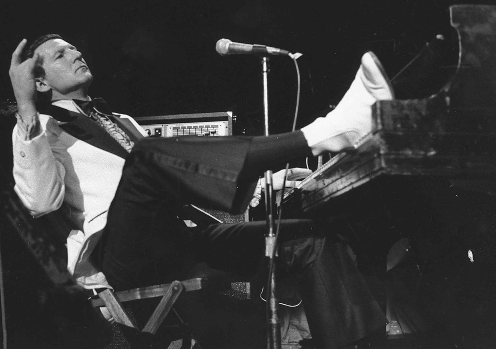 Jerry Lee Lewis em apresentação no Madison Square Garden 1975 — Foto: Associated Press