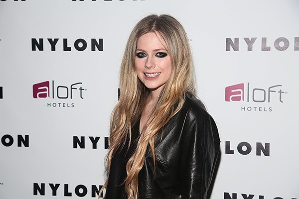 A cantora Avril Lavigne afirmou ser tão viciada em maquiagem a ponto de se sentir pelada se não estiver usando nenhum cosmético no rosto. (Foto: Getty Images)