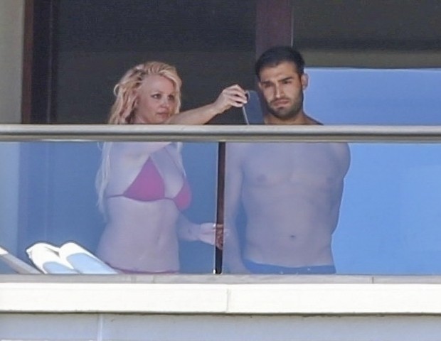 Britney Spears relaxa com namorado no Havaí (Foto: The Grosby Group)