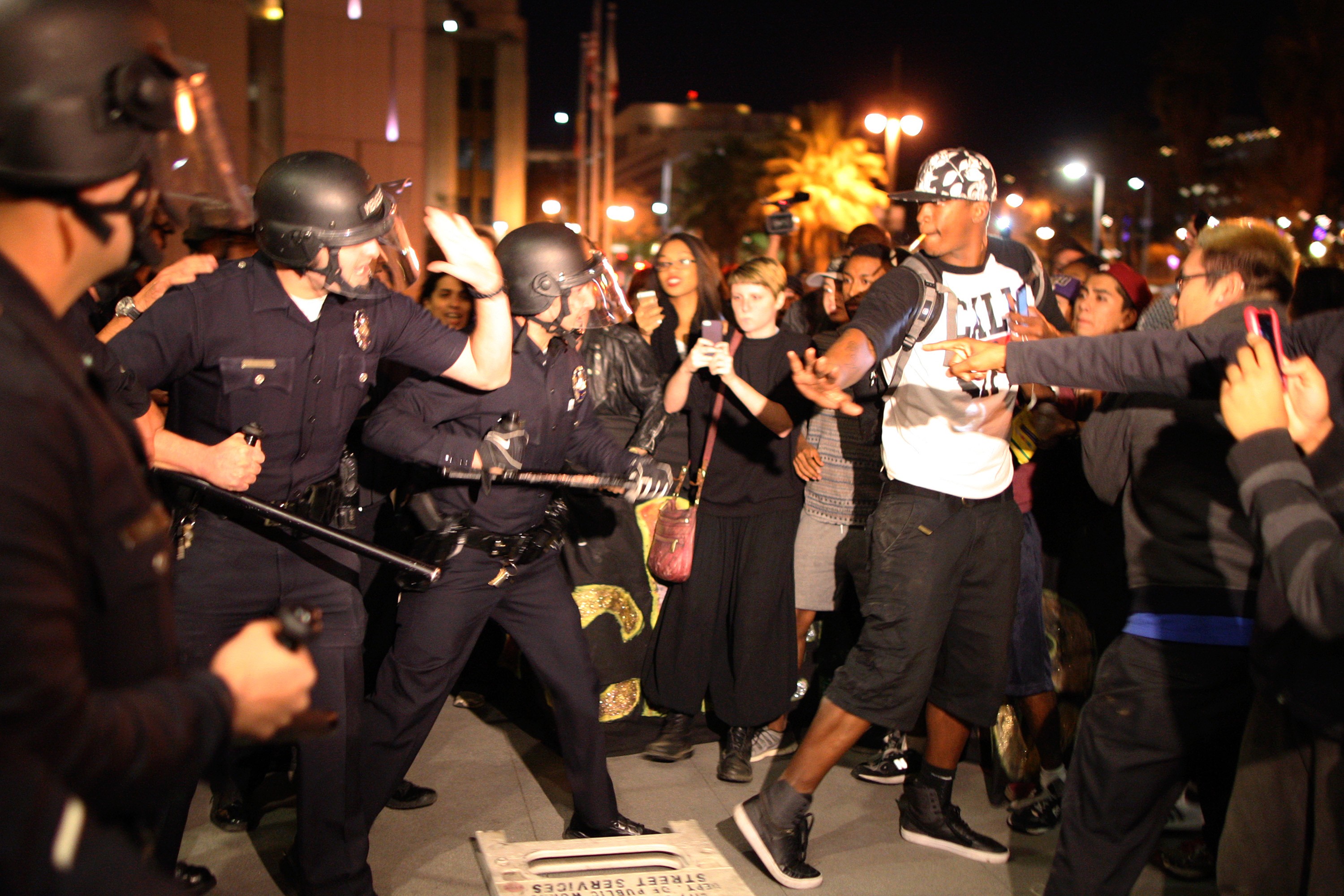 Policiais e protestantes se confrontom em Ferguson, Missouri (Foto: Getty Images)