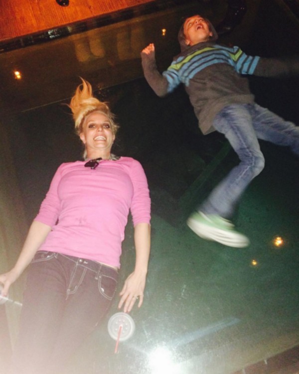 Britney Spears brincando com um de seus filhos em um hotel de Las Vegas (Foto: Instagram)
