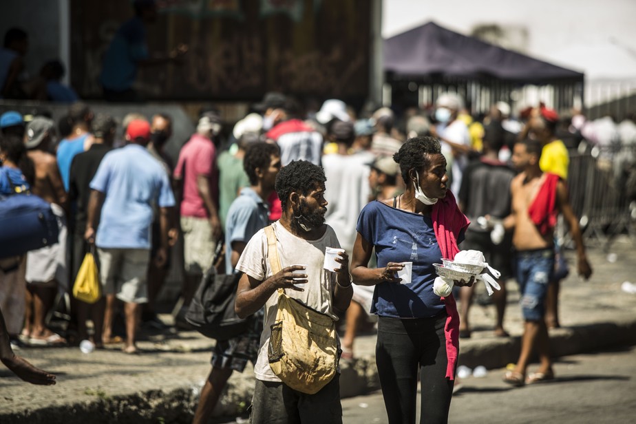 O avanço da pandemia acentuou a pobreza nas favelas e periferias. As pessoas perderam empregos e falta comida no pratoAgência O Globo