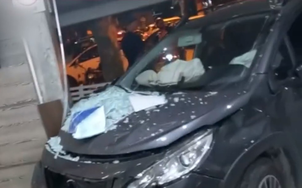 Veículo atingiu motos e uma mesa antes de bater na porta de vidro; não houve feridos — Foto: Reprodução/TV Bahia