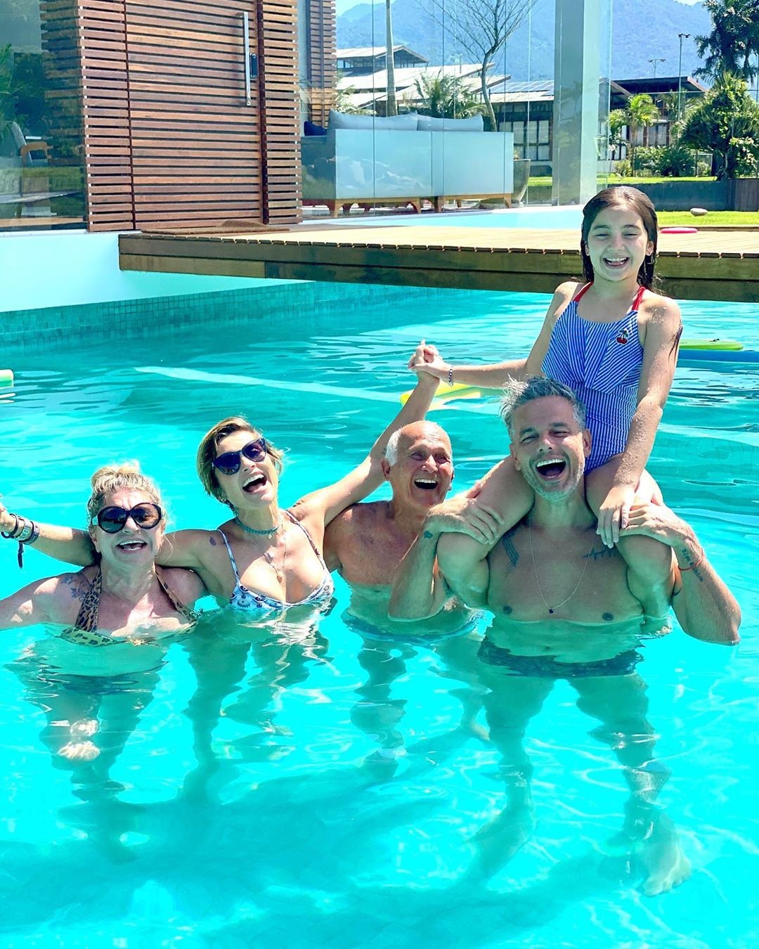 Flavia Alessandra se reúne com a família na piscina (Foto: Reprodução/Instagram)