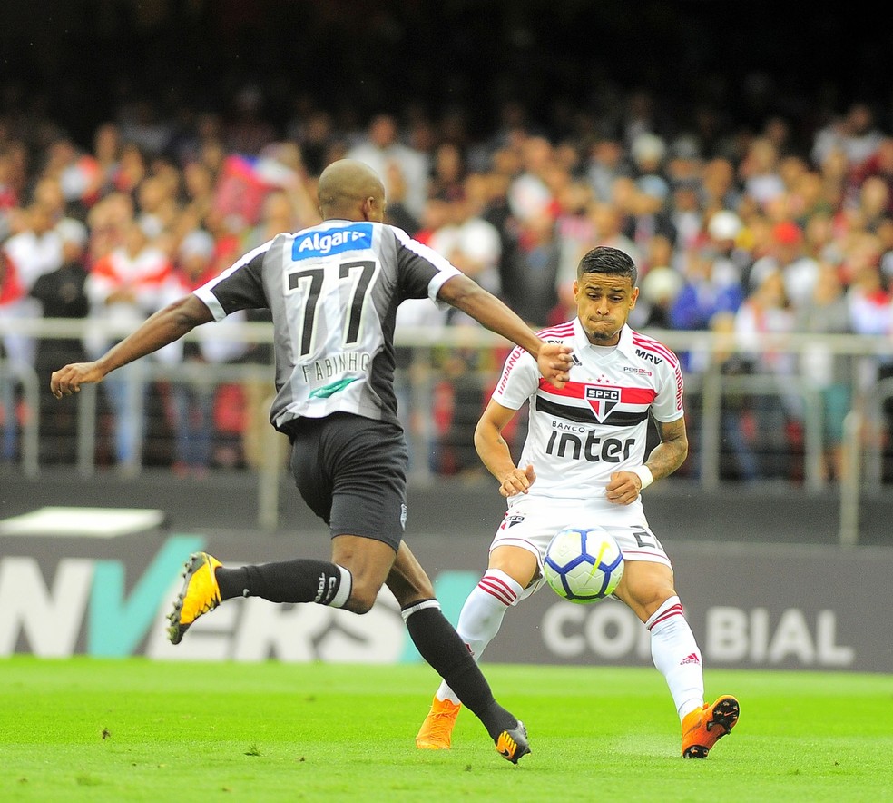 Everton, do S�o Paulo, saiu lesionado do duelo diante do Cear� (Foto: Marcos Ribolli)