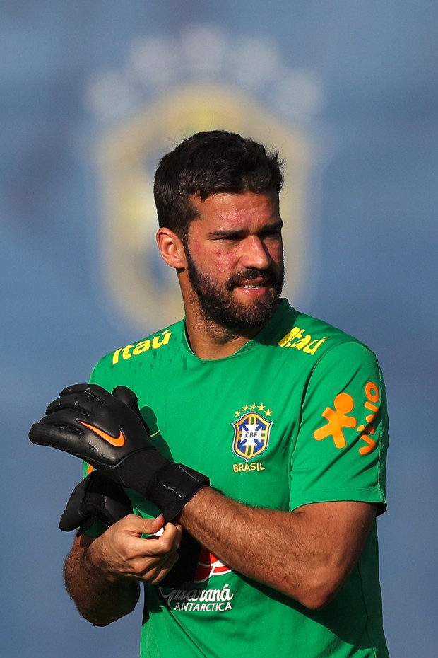 Alisson Becker Ryanair : Classify Brazilian GK Alisson Becker And His ...