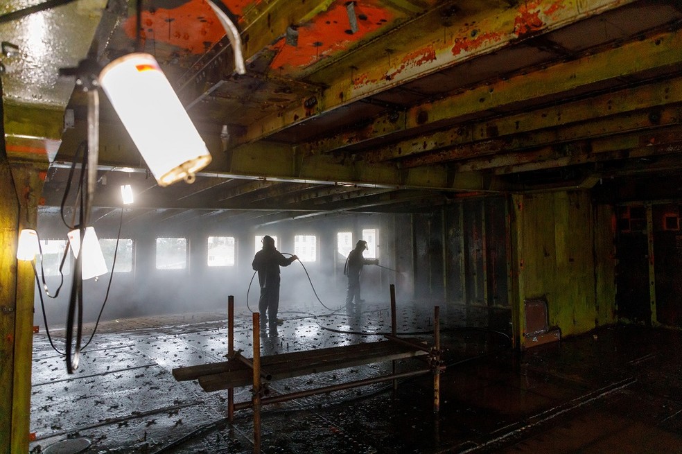 Funcionários limpam o iate Galeb em Kraljevica na terça-feira (8); embarcação vai se tornar um museu — Foto: Antonio Bronic/Reuters