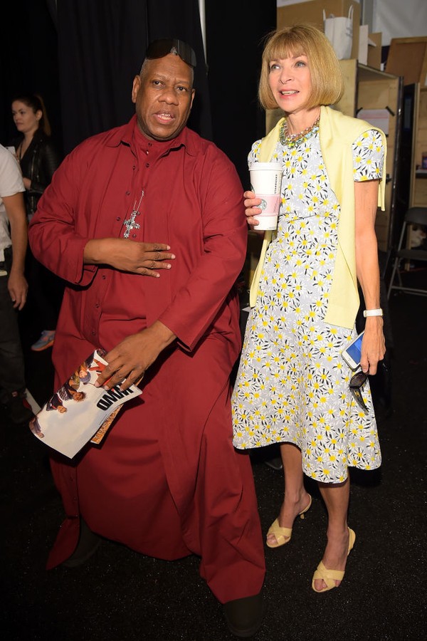 NEW YORK, NY - SEPTEMBER 08:  Andre Leon Talley (L) and Editor-in-Chief of Vogue Anna Wintour backstage at the Carolina Herrera fashion show during Mercedes-Benz Fashion Week Spring 2015 at The Theatre at Lincoln Center on September 8, 2014 in New York Ci (Foto: Reprodução/ )