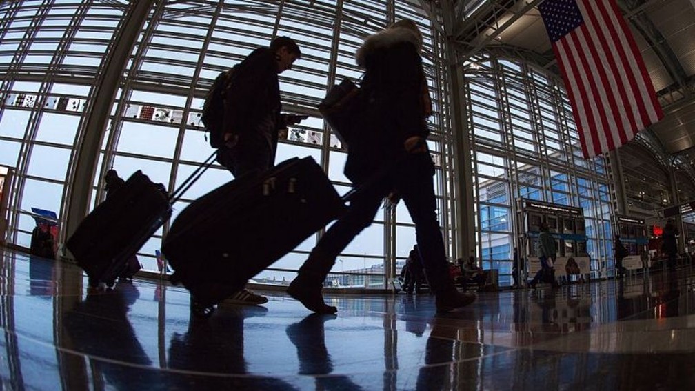 Em geral, nos EUA passageiros podem viajar com armas de fogo, desde que despachadas — Foto: Getty/BBC