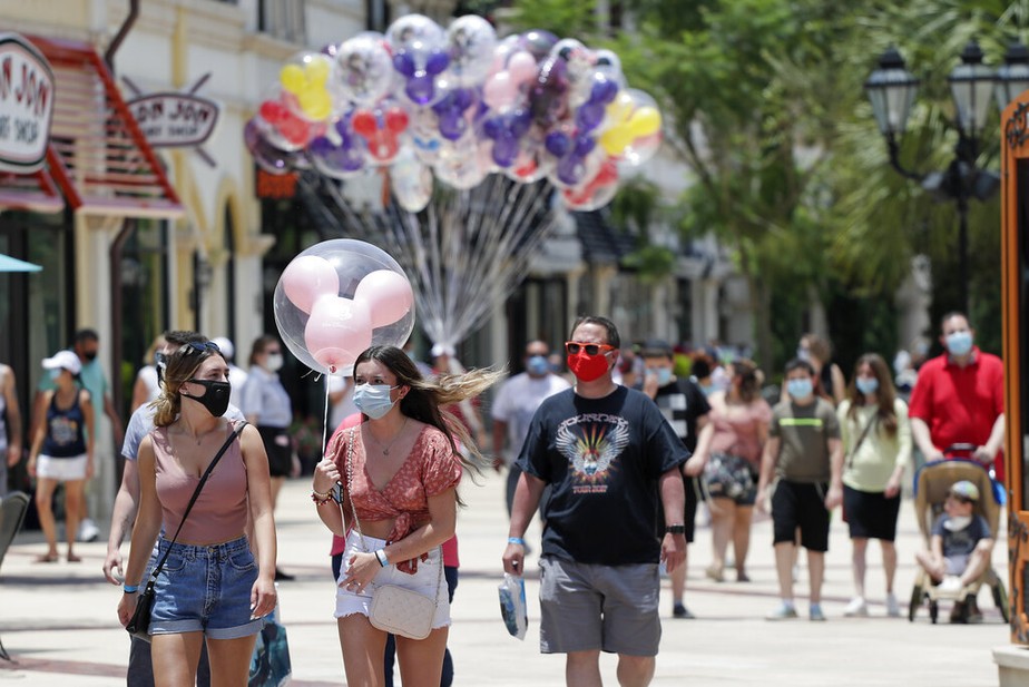 Disney reabre parques na Flórida, em meio à alta de casos de covid-19 no  Estado | Mundo | Valor Econômico