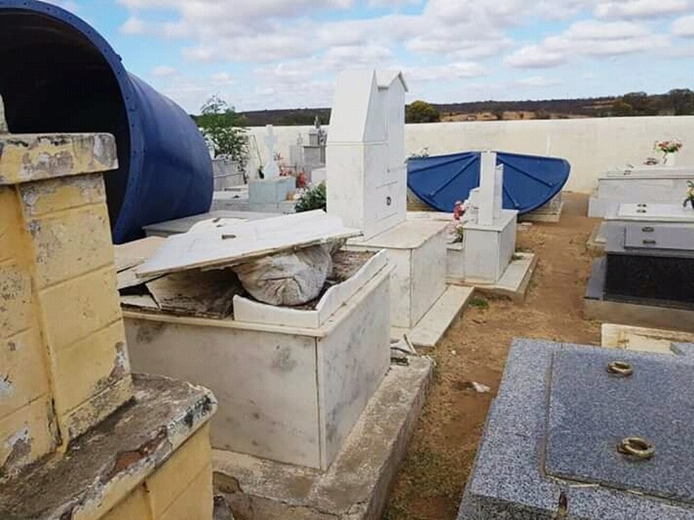 Na tentativa de levarem a caixa d’água do cemitério, criminosos destruíram vários túmulos   — Foto: Redes sociais 