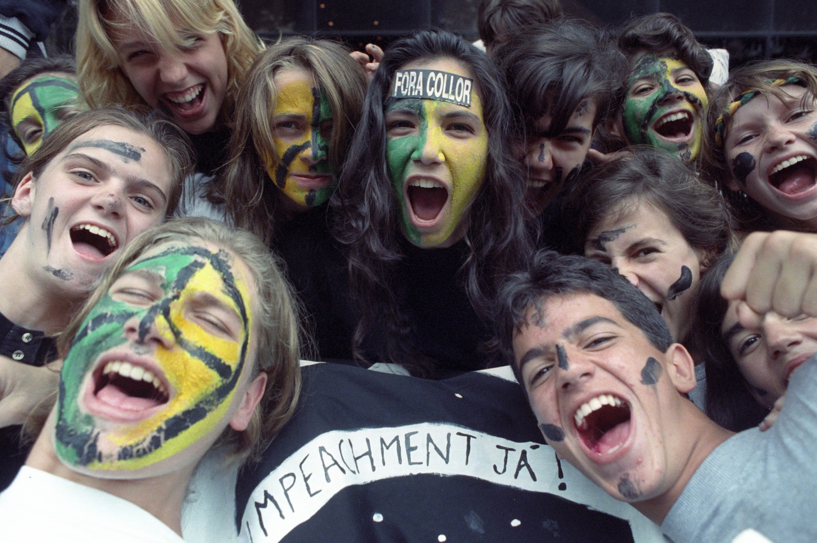 Jovens 'caras pintadas' a favor do impeachment de Collor, em 1992 — Foto: Custódio Coimbra/Agência O GLOBO