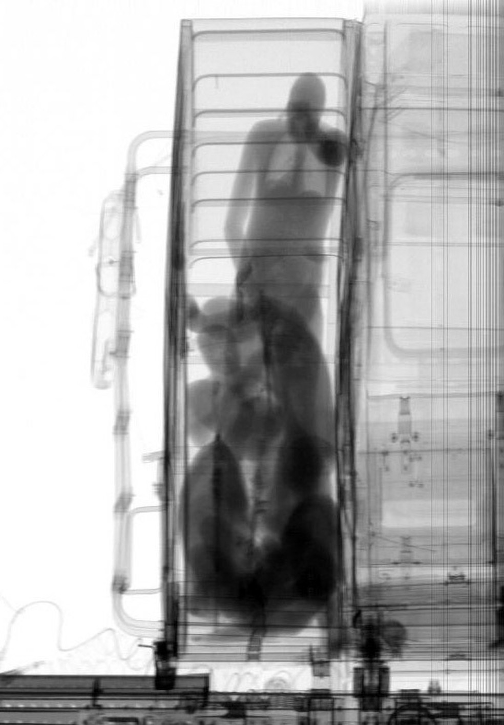 Escâner revelou pessoas e drogas em compartimento secreto em cabine de caminhão no Porto de Santos, SP  — Foto: G1 Santos