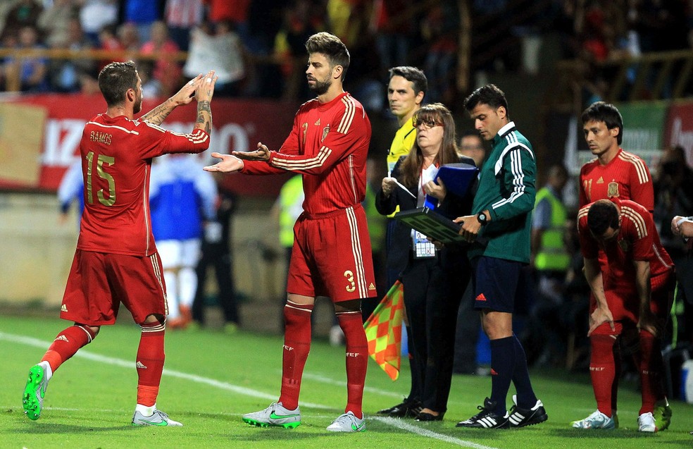 Sergio Ramos e Piqué: ídolos de uma geração espanhola — Foto: Agência EFE