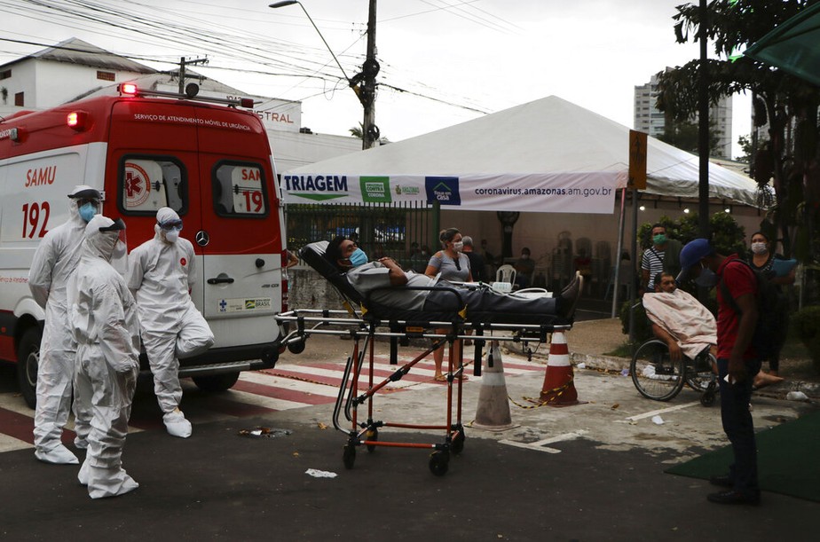 Paciente com coronavírus é conduzido a hospital em Manaus
