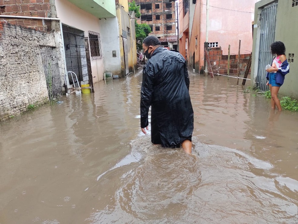 Chuva causa alagamento em vários pontos de Natal — Foto: Lucas Cortez/Inter TV Cabugi