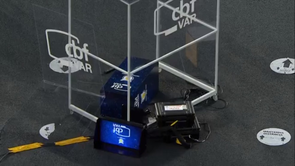 Gatito, do Botafogo, derruba equipamento do VAR após partida contra o Internacional — Foto: Reprodução