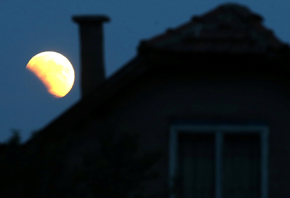 Eclipse lunar visto em Zenica, na Bôsnia. (Foto: Dado Ruvic/Reuters)