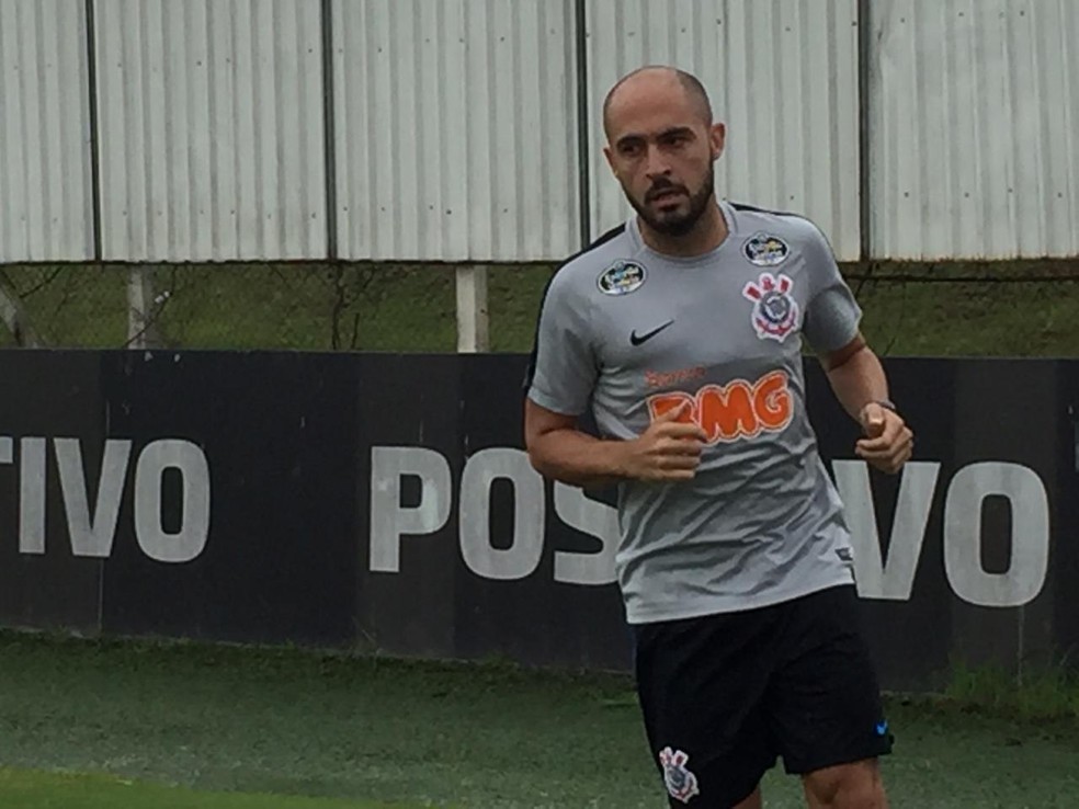 Régis correu em campo no CT do Corinthians nesta sexta — Foto: Marcelo Braga