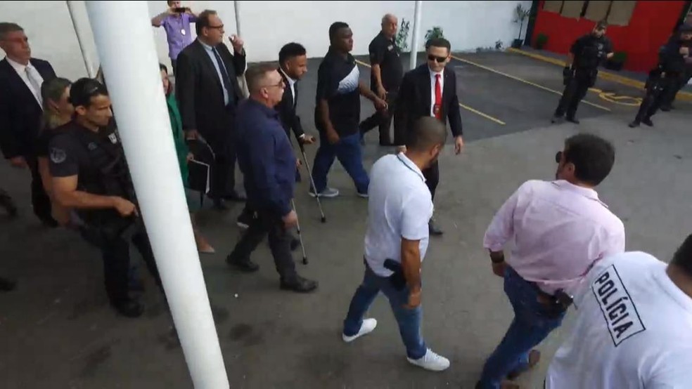 Neymar chega pra depor em delegacia — Foto: Abraão Cruz/TV Globo