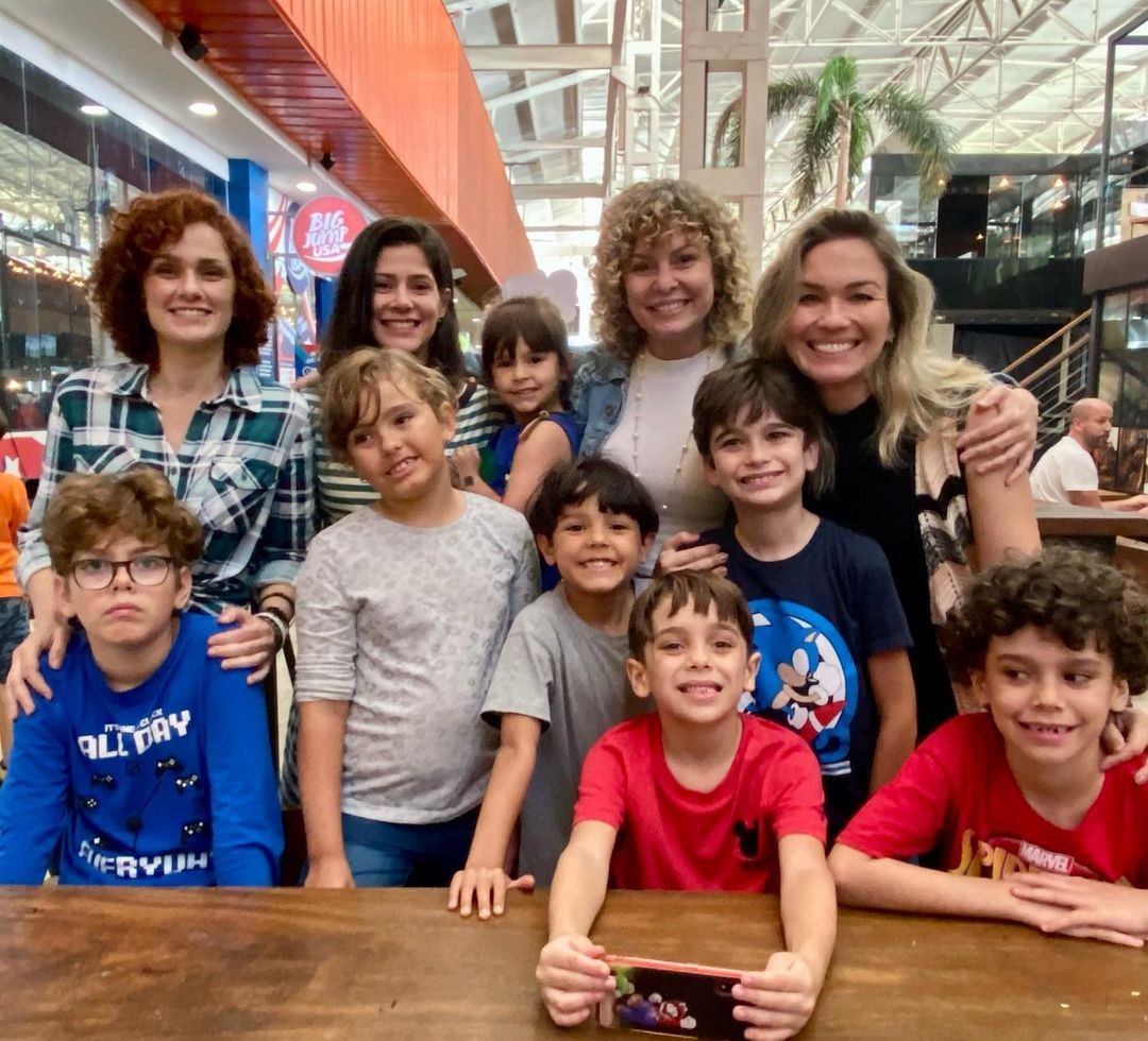 Bárbara Borges, Andrezza Cruz, Gisele Delaia e Vanessa Melo, paquitas 'Nova Geração', e os filhos (Foto: Instagram / Reprodução)