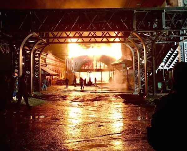 O fogo que destruiu o set do filme protagonizado por Hugh Jackman e Zac Efron (Foto: Twitter)
