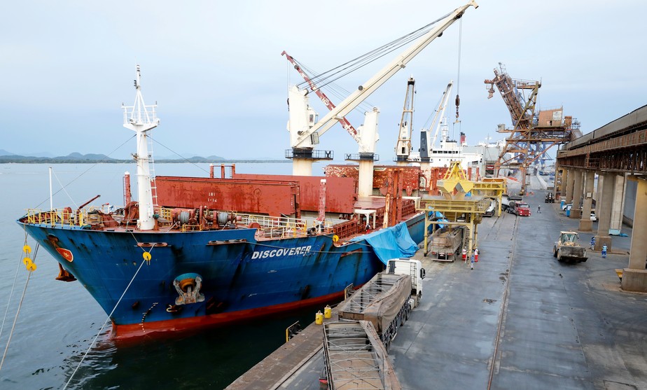 Navio cargueiro descarrega soja no porto de Paranaguá, no Paraná